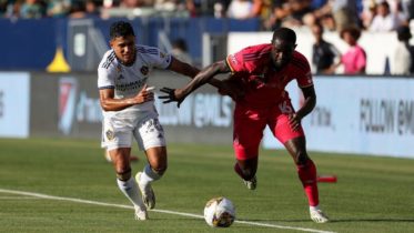 Galaxy storm back to draw with St. Louis after red card