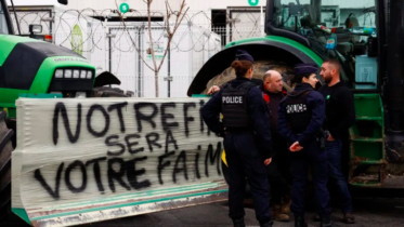 French farmer protests: Dozens arrested at Rungis food market in Paris